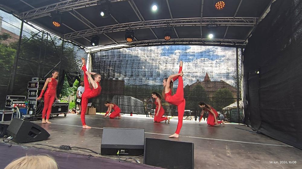 Sportivele Kids Acro Dance Sibiu pe scenă la PetFest